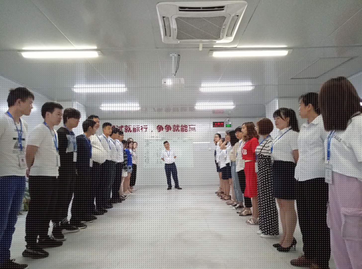 小銘打樣銷售、運(yùn)營(yíng)及一線員工團(tuán)隊(duì)晨會(huì)